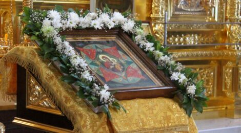 В день чествования иконы Божией Матери «Неопалимая Купина» в соборе Рождества Христова совершено молебное пение.